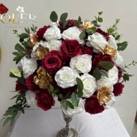 Centre de table en fleurs artificielles, rose blanche bordeaux, grand arrangement de table de mariage avec détails dorés et support métallique