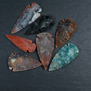 Pointes de flèche en agate de cristal gravées RozRin, artisanat indien fait main, 2-2,5 pouces, pierre précieuse sculptée, objet d'art de collection antique - Product Image 1
