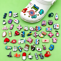Service OEM : Breloques en PVC, boucles et accessoires de décoration pour sabots et chaussures, avec motifs infirmiers médicaux et boucles personnalisées