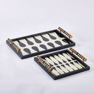 Juego de bandejas de madera geométricas modernas personalizadas de fábrica, bandeja decorativa con patrón negro y crema con asas de latón - Product Image 2