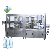 Machine de remplissage d'eau distillée haute vitesse, usine d'eau entièrement automatique personnalisée pour le remplissage et la mise en bouteille d'eau purifiée avec ligne de capsulage