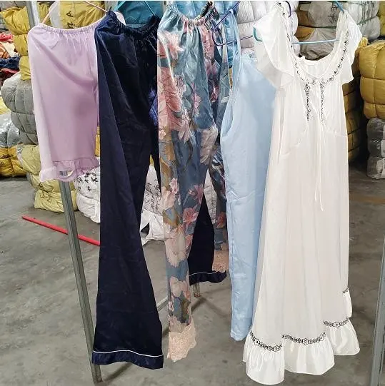 Second-hand Clothing Wholesale Fashion Used Clothes Bales Mixed Old Clothes Shoes Bags for Women Men Summer Winter