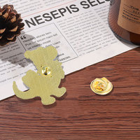 Épinglette en émail de dinosaure pterodactyle, tyrannosaure, dragon à long cou, chapeau rouge, cadeau de Noël, badge de revers, dragon volant, broche mignonne