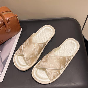 Nouvelles sandales brodées de style chinois en satin à bout ouvert pour femme, semelle souple en TPR respirante et antidérapante, idéales pour l'été 2025 à la maison - Product Image 6