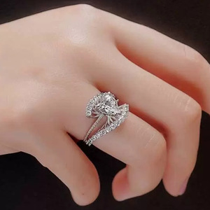 Anello di fidanzamento con zirconi cubici a forma di cuore per donna, fede nuziale romantica con stile dolce e creativo - Product Image 2