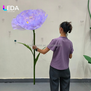 Centro de Mesa LEDA Moderno con Flor Gigante de Lavanda y Luz, Decoración de Pasillo para Bodas y Eventos con Tul de Organza de Seda - Product Image 4