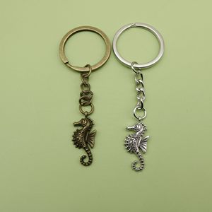 Porte-clés Hippocampe Frisé Côtelé en Alliage Bronze Antique, Accent Nautique, Cadeau pour Étudiants en Biologie Marine - Product Image 1