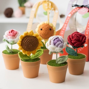 Ramo de hilo de ganchillo hecho a mano para maestra, caja de regalo con maceta de girasol, caja de regalo con maceta de rosa artificial para el Día de la Madre - Product Image 2