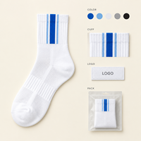 Chaussettes de course athlétiques respirantes à maille ventilée, gestion de l'humidité, maintien du talon, bout plat, couleur blanche avec bande latérale, ajustement parfait pour la course