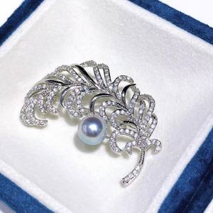 เข็มกลัดรูปดอกไม้ประดับขนนกสองสี รุ่นใหม่ประจำฤดูใบไม้ร่วงและฤดูหนาว ประดับมุกอะโกย่าและคริสตัลลายตัวเลข - Product Image 1