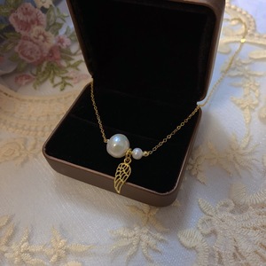 Collier en perles naturelles avec ailes d'ange dorées, design féminin, plaqué argent 925, fermoir en or 18 carats, chaîne en os, pendentifs et breloques en perles - Product Image 1