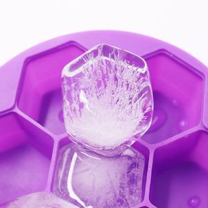 <span class=keywords><strong>Grand</strong></span> <span class=keywords><strong>bac</strong></span> à glace en silicone de qualité alimentaire hexagonal en nid d'abeille à 7 grilles avec couvercle Nouveau modèle de moule à glace Cubes en boîte en forme de tasse - Product Image 3