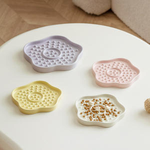 Nouvelle conception 2026, assiette de luxe pour animaux de compagnie à alimentation lente, tapis antidérapant pour lécher pour chat et <span class=keywords><strong>chien</strong></span>, bol en céramique pour animaux de compagnie, tapis pour bol, alimentation saine, assiette pour <span class=keywords><strong>chien</strong></span> - Product Image 1