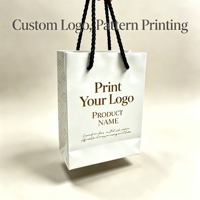 Sacs cadeaux de luxe personnalisés avec logo, en papier blanc mat laminé, dorure à chaud, réutilisables, imperméables et écologiques pour vêtements