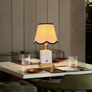 Lampada da Tavolo LED Moderna Nordica in Marmo, Senza Fili, a Batteria, con Controllo Touch, Arredo di Lusso per Camera da Letto e Studio - Product Image 5