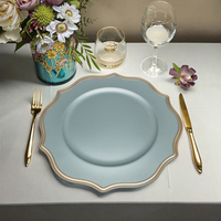Assiette de présentation exclusive en plastique PP de 13 pouces, motif végétal fait main, bord doré, turquoise, pour dîner, mariage, fête, vente en gros