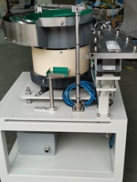 Alimentateur à ressort vibrant avec disséminateur de conception propre pour une alimentation automatique sans causer de dommages.
