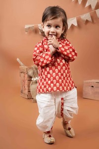 Ensemble Kurta en coton imprimé rouge pour garçons avec Dhoti, tenue traditionnelle indienne pour enfants, idéale pour les fêtes et les occasions spéciales - Product Image 6
