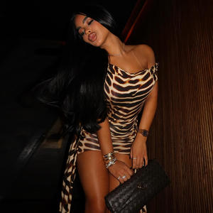 Abito <span class=keywords><strong>Corto</strong></span> da Donna con Stampa Leopardata, Collo Obliquo Senza Maniche e Gonna Avvolgente - Product Image 2