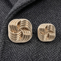 Kancing Logam Pipih Emas dengan Logo Kustom Pabrik OEM, Diameter 15mm 25mm, Bahan Zinc Alloy, Kancing Jahit Embos untuk Mantel, Blazer, Jaket, dan Pakaian