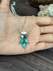 Collier en argent sterling fait main avec turquoise et buffle blanc de Kingman - Product Image 2