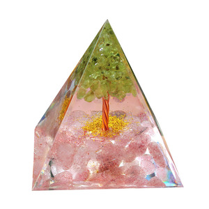 Pyramide en résine époxy avec pierres concassées de cristal de fraise, ornement de bureau et décoration d'intérieur - Product Image 5