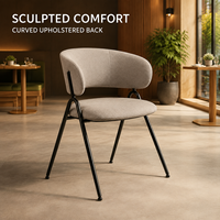 Chaise de salle à manger beige en bouclette, dossier semi-circulaire incurvé, accoudoirs intégrés, pieds sphériques, structure noire