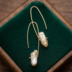 Boucles d'oreilles pendantes tendance en laiton plaqué or avec perles et pierres précieuses - Product Image 1