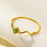 Exquisiter Wellenförmiger Dünner Ring aus Edelstahl mit Rundem Schwarzen Zirkon im Krappenfassung, Minimalistischer Schicker Alltags-Modeschmuck