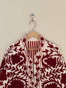 เสื้อแจ็คเก็ตบอมเบอร์กำมะหยี่ปักมือสีแดงแบบกลับด้านได้ เป็นมิตรกับสิ่งแวดล้อม ทรงสั้น สไตล์โบฮีเมียน ลายศิลปะพื้นบ้าน เหมาะสำหรับฤดูหนาว - Product Image 2