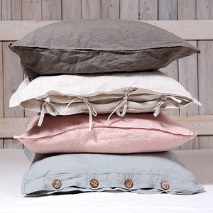 Funda de Almohada de Lino Natural con Lazos, Borde Festoneado, con Cierre de Hebilla de Coco, Tipo Sobre/Flash/Tubo - Product Image 1