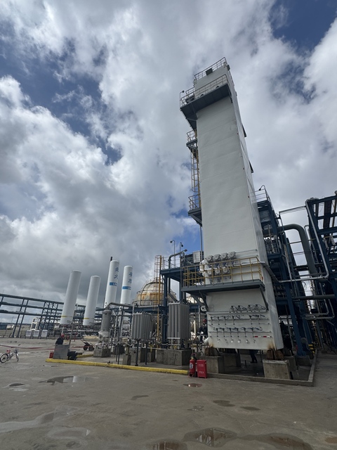 High Productivity Natural Gas Liquefaction Cold Box with Pressure Vessel