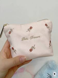 Sac à main vintage tendance à fermeture éclair brodé rose mini sac à cosmétiques portable pour rouge à lèvres coussin d'air maquillage tissu nylon - Product Image 2