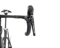 Vélo de route entièrement en carbone 700C 24 vitesses 105 R7120 Frein à disque hydraulique Jantes en carbone 50 mm à profil ondulé Axe traversant T47 Vélo léger 8,9 kg