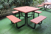 Table d'extérieur en bois recyclé avec trou pour parasol