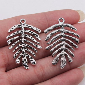 Colgante de Hoja de Helecho de Aleación de Zinc Plateado Antiguo para DIY, Collar, Pulsera, Adorno de Bolso, Suministro de Joyería, Manualidades, Regalo - Product Image 1