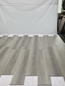 Suelo Vinílico SPC Personalizable de 5 mm, 6 mm, 7 mm y 8 mm, con Diseño de Madera Gris, Resistente a los Arañazos, Impermeable - Product Image 2