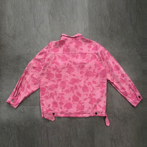 เสื้อแจ็คเก็ตยีนส์พิมพ์ลายดอกไม้สีชมพูสำหรับผู้ชาย คอปกแบบพับได้ ทรงปกติ สไตล์ฤดูใบไม้ผลิ - Product Image 3