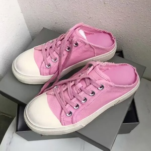 Zapatos de lona desgastados y deshilachados de la marca francesa, hechos a medida, con bordes semicortados, sin talón, estilo casual y sin cordones. - Product Image 4