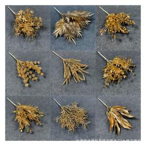 Arreglo Floral Ligero Hecho a Mano para Nochevieja, Decoración con Eucalipto y Flores Artificiales Doradas - Product Image 2