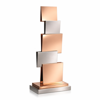 Trophée métallique Echelon, ailettes en cuivre brossé s'élancant vers des ailes montantes, trophée métallique personnalisé pour les sports