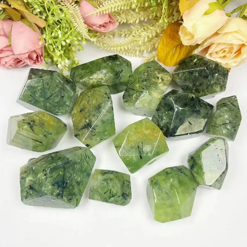 Pietre di quarzo da meditazione Prehnite a forma libera intagliate a mano di alta qualità all'ingrosso per la decorazione domestica