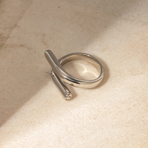 Anillo de Joyería Minimalista Chapado en Oro J&D, Anillo Abierto de Acero Inoxidable con Líneas Simples y Diamantes de Imitación Escalonados - Product Image 5