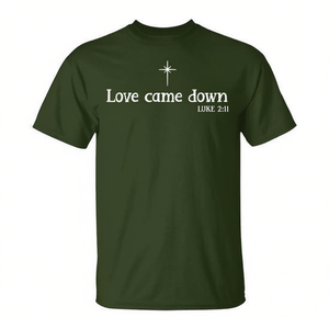 Camiseta cristiana navideña con versículo bíblico Love Came Down, Lucas 2:11 - Product Image 2