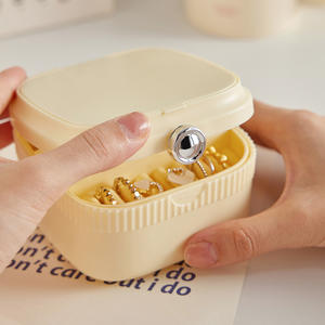 Caja protectora de almacenamiento de joyas-Elegante organizador de plástico transparente y a prueba de polvo para todos los accesorios - Product Image 4