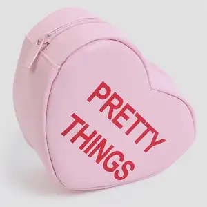 Sac de toilette cosmétique de maquillage de voyage en cuir rose avec fermeture éclair et logo de taille personnalisée en forme de cœur
