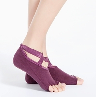 Vente en gros Chaussettes de yoga et de pilates à demi-orteil et à prise croisée Chaussettes à cinq doigts antidérapantes pour la barre de danse et de fitness