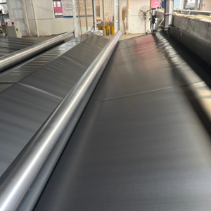 Geomembrana de HDPE Negra de 1.5mm y 2mm para Estanques de Peces, Anti-infiltraciones, Anti-corrosión y Anti-UV - Product Image 1