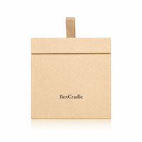Boîte cadeau magnétique créative en forme de livre triangulaire biseauté avec poignée en ruban, design pliable, impression offset pour bijoux et montres