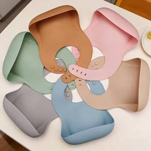 Bavoirs pour bébé en silicone sans BPA avec logo personnalisé et poche de récupération des aliments, imperméables, de qualité alimentaire, vente en gros, pour bébés de 1 à 6 mois - Product Image 1